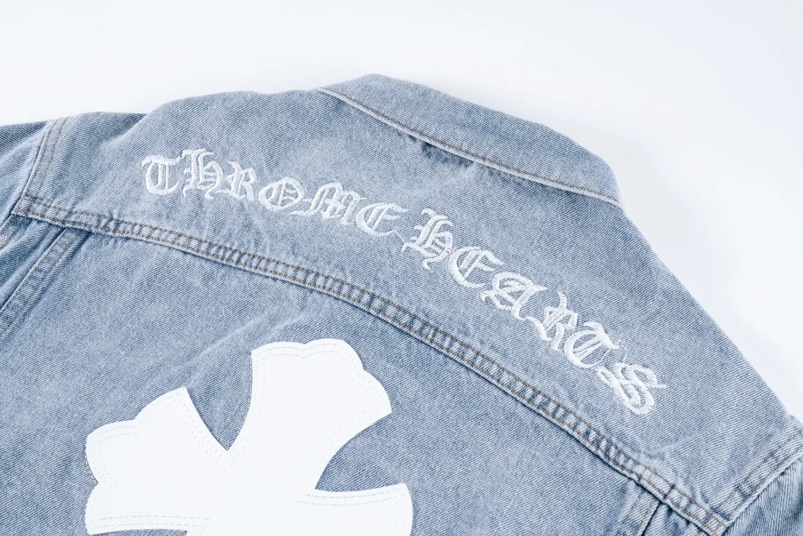 P240 Chrome Hearts Chrome Hearts patchwork leather denim jacket. The whole piece of clothing is really heavy-duty. It is made of denim imported from Japan. It is washed after the finished product. The loss rate is very high. The overall distressed craftsmanship has a stylish upper body. The classic Sanskrit embroidery design on the back. The Behringer embroidery machine is precise and three-dimensional because of the distressed craftsmanship. From the hardware to the three labels, all new molds are made to order. 100% restored craftsmanship. All silver thread anti-counterfeiting is also redone this year. All cross leathers are laser aligned. The leather difference is definitely not the same as the super fiber leather on the market. Using this year's new sheep leather, finished embroidery guarantees overall quality❗ Style number: 1584# Size: M-XL Color: Blue M: Shoulder width 52 Sleeve length 53 Bust 116 Clothing length 72 L: Shoulder width 53 Sleeve length 54 Bust 118 Clothing length 74 XL: Shoulder width 54 Sleeve length 55 Bust 120 Clothing length 76